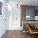 Jasna kuchnia z drewnianym stołem i krzesłami w skandynawskim stylu