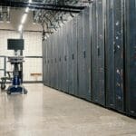 Korytarz nowoczesnego data center z szafami serwerów Linux