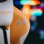 Luksusowy fotel gamingowy z podświetleniem LED w nowoczesnym wnętrzu