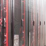 Nowoczesna serwerownia z szafami rack i okablowaniem sieciowym