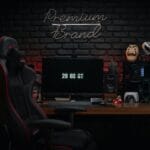 Nowoczesne stanowisko gamingowe z ergonomicznym fotelem na tle ceglanej ściany