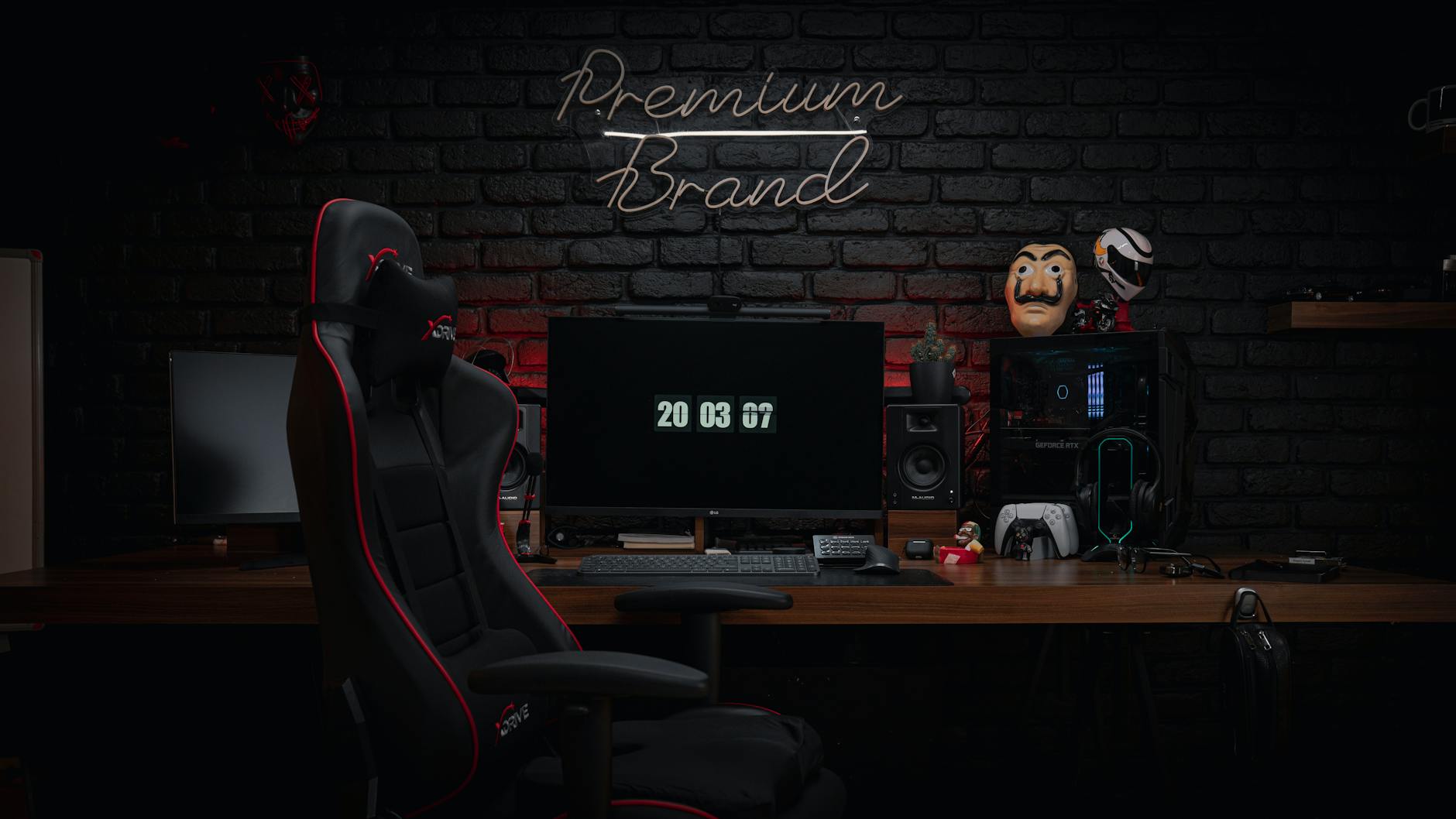Nowoczesne stanowisko gamingowe z ergonomicznym fotelem na tle ceglanej ściany