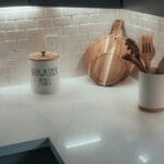 Minimalistyczny kącik kuchenny z deskami do krojenia i akcesoriami
