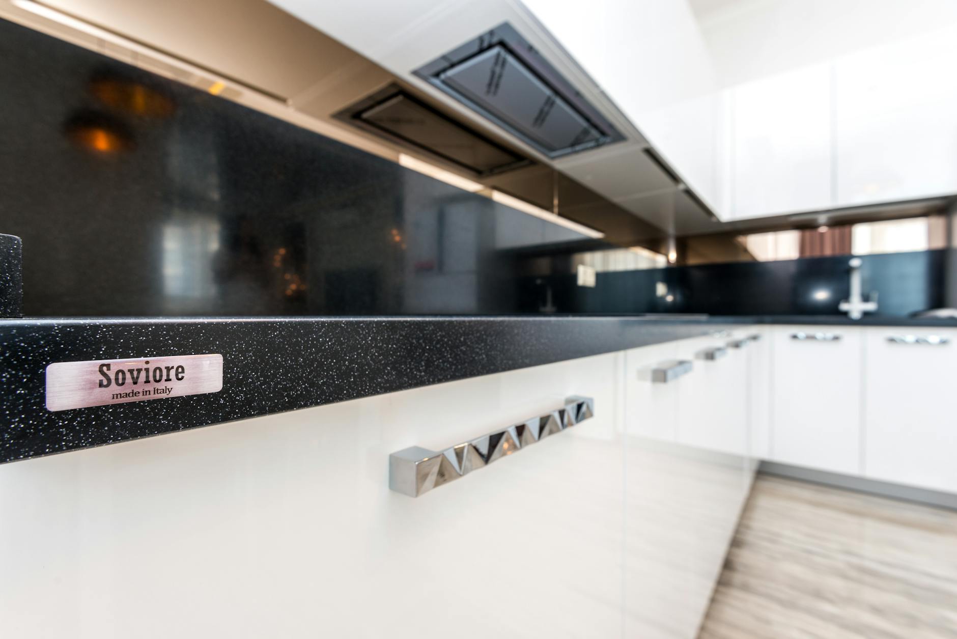 Nowoczesna biała kuchnia z gładkim blatem roboczym