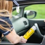 Policjant przeprowadza kierowcy test trzeźwości w samochodzie