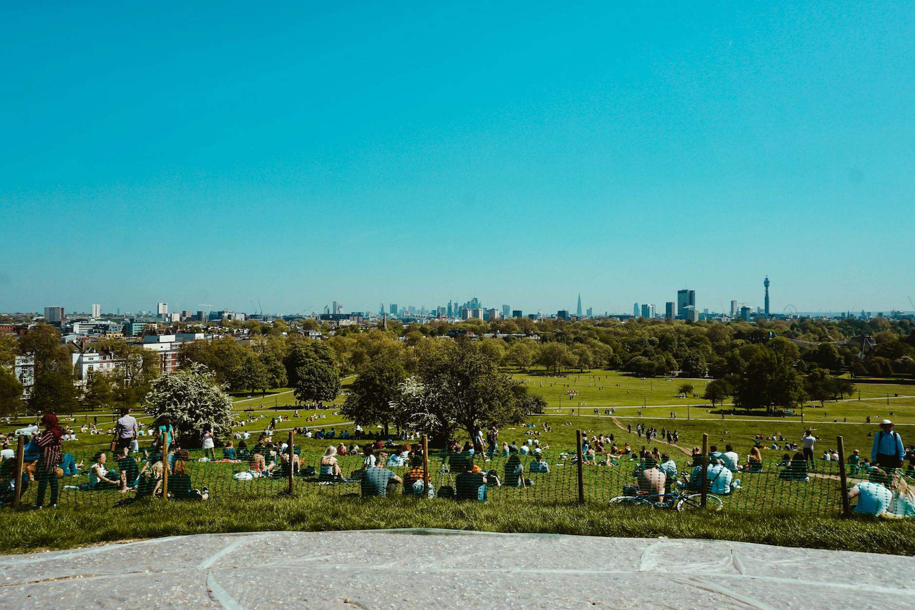 Rodziny odpoczywające na Primrose Hill z panoramą Londynu w tle