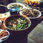 Śródziemnomorskie antipasti z oliwkami, sałatą szpinakową i dipami