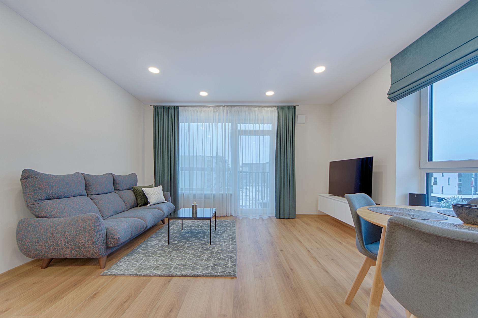 Przytulny nowoczesny salon z sofą i uporządkowanymi dekoracjami