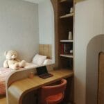 Przytulny pokój nastolatka z łóżkiem, misiem i małym biurkiem