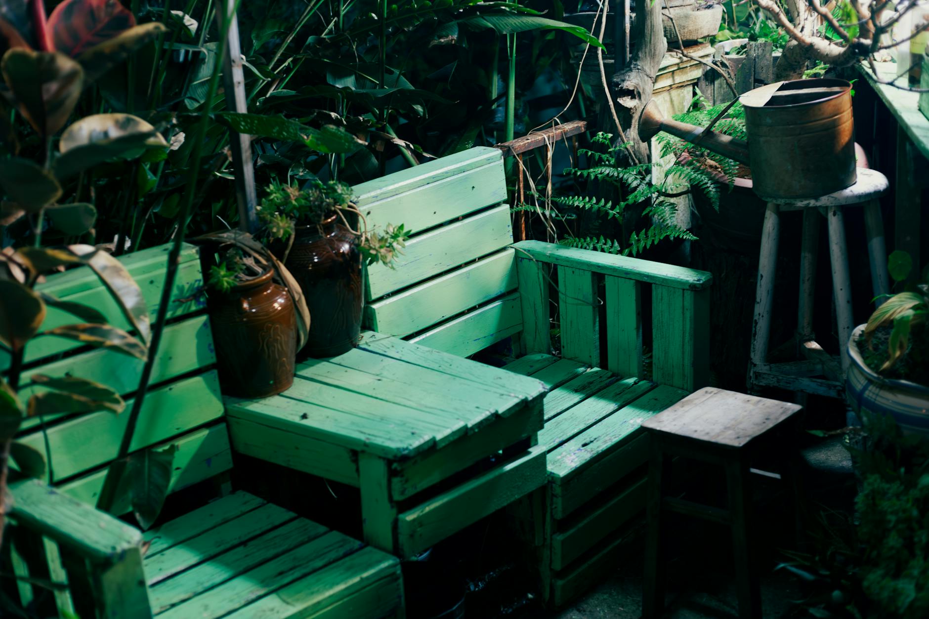 Ecodesign w polskim wydaniu: rodzime marki meblowe, które warto znać i wspierać Zielony zestaw wypoczynkowy z palet w ogrodzie z metalową konewką