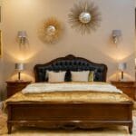 Elegancka sypialnia z łóżkiem tapicerowanym i klasycznymi meblami