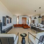 Przestronny elegancki salon w otwartym planie z nowoczesnymi meblami