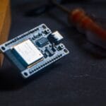 Mikrokontroler Arduino na ciemnym tle obok małego śrubokręta