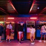 Nastolatki grające w retro automaty arcade w klimacie zabawy i przygody