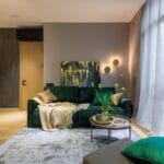 Nowoczesny salon z drewnianymi meblami i eleganckim wystrojem