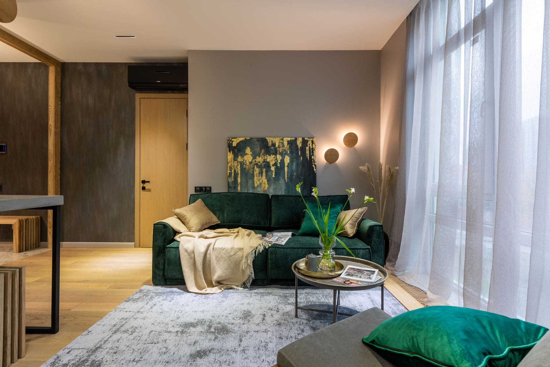 Nowoczesny salon z drewnianymi meblami i eleganckim wystrojem