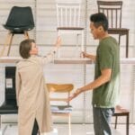 Para wybiera meble do sypialni w nowoczesnym sklepie furniture