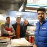 Sprzedawcy podają kebaby w tureckim street foodzie na zatłoczonym targu