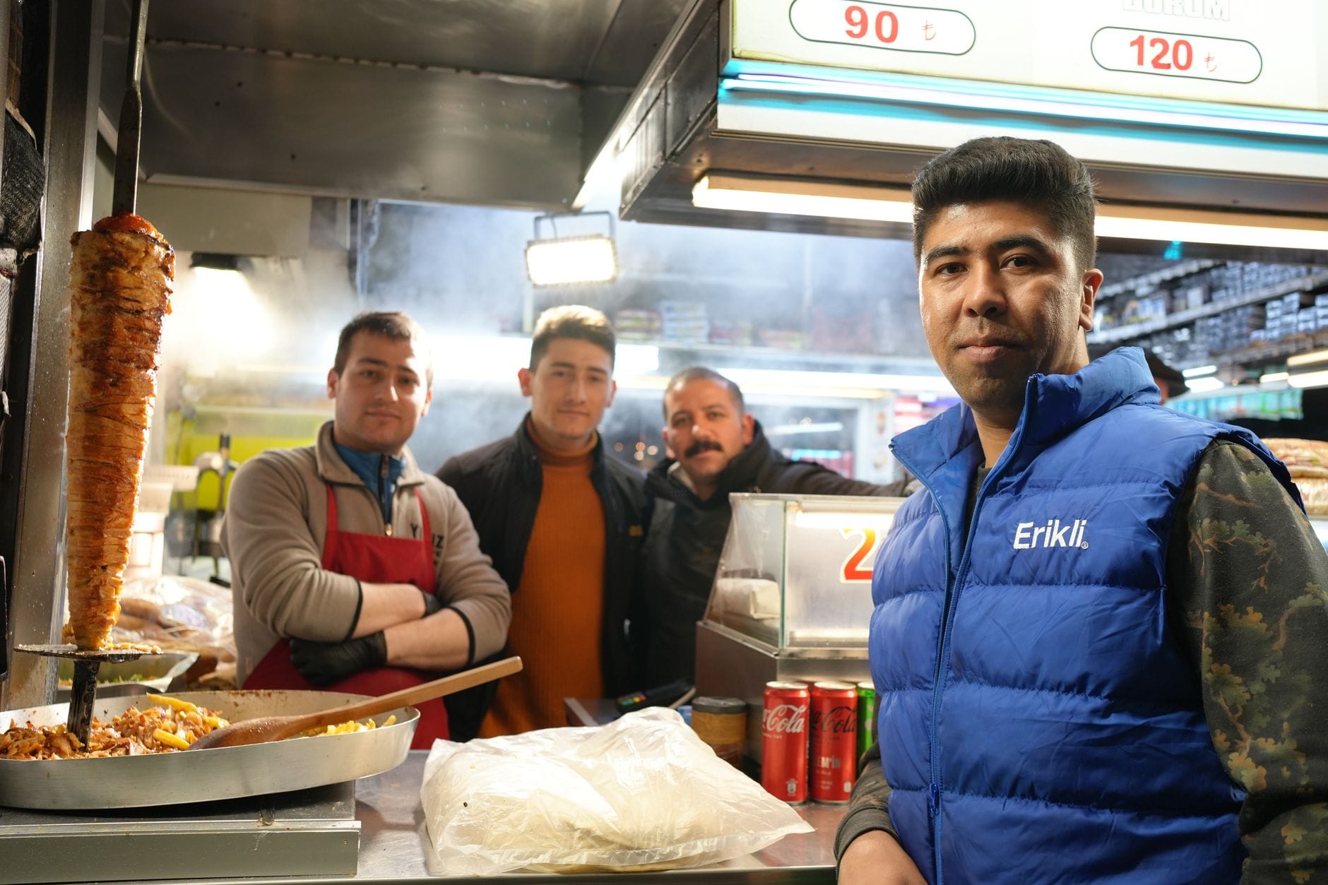 Sprzedawcy podają kebaby w tureckim street foodzie na zatłoczonym targu