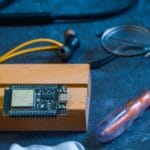 Zbliżenie na płytkę Arduino i narzędzia do tworzenia automatyki domowej