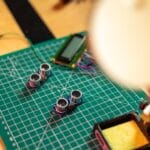 Zbliżenie płytki PCB z czujnikami i narzędziami do projektów Arduino