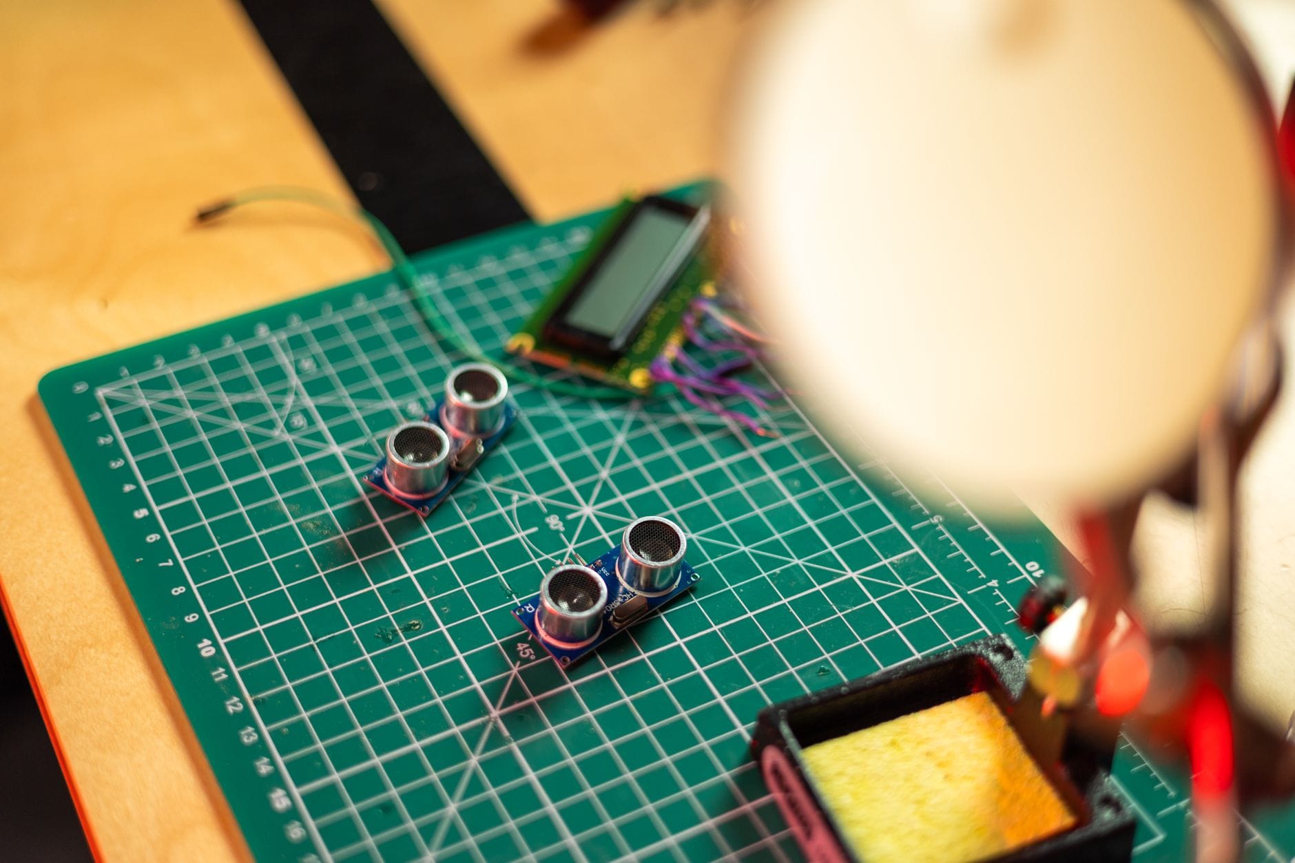 Zbliżenie płytki PCB z czujnikami i narzędziami do projektów Arduino