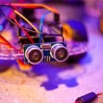Zbliżenie podzespołu robota z przewodami i czujnikami Arduino