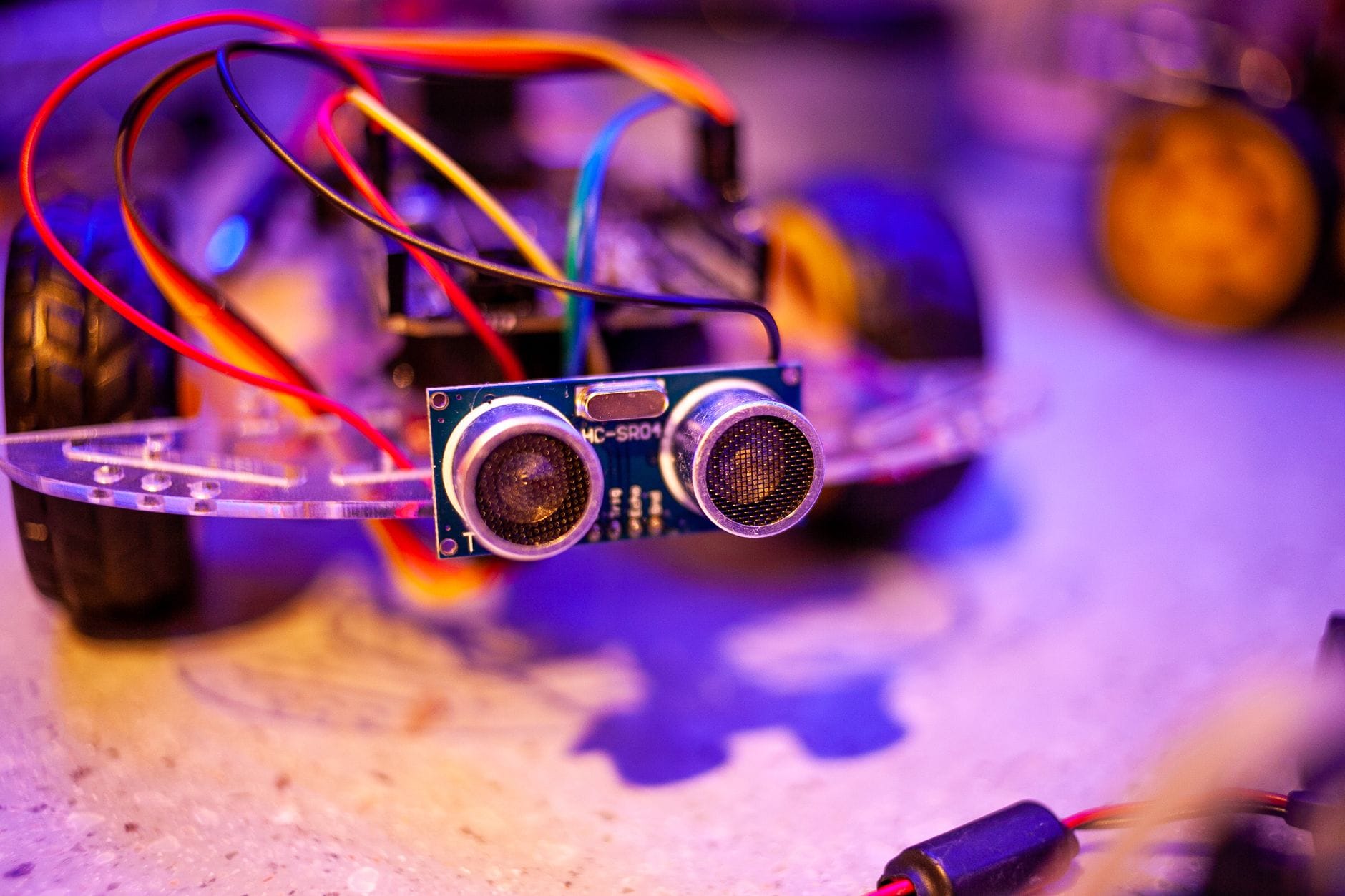 Zbliżenie podzespołu robota z przewodami i czujnikami Arduino