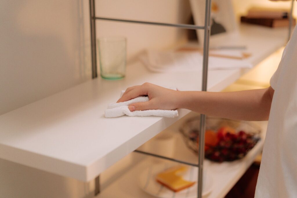 Czym czyścić meble matowe z powłoką anti-fingerprint, żeby nie zostawiać smug?