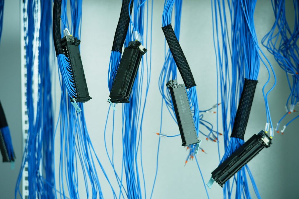Niebieskie kable Ethernet zwisające w centrum danych